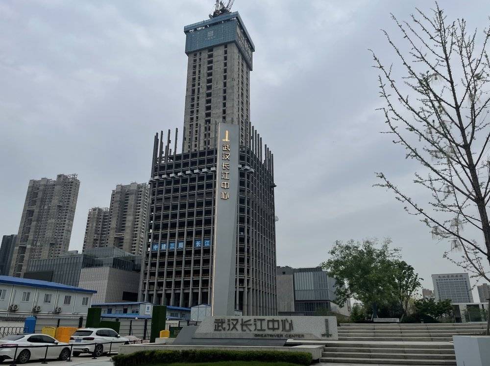 在建中的武汉长江中心，时代周报记者摄