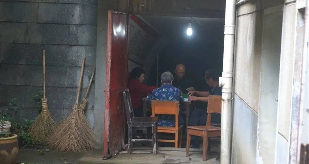 在防空洞打牌的韶光社区老住民  摄影：覃逸