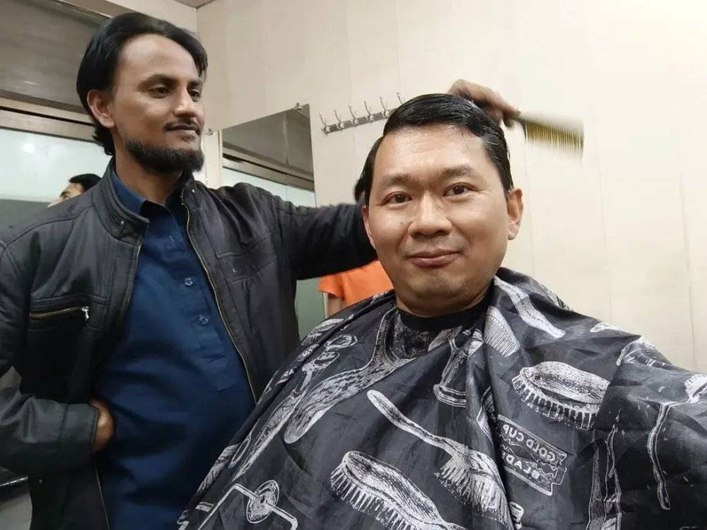  2023年初，李硕在巴基斯坦当地理发店