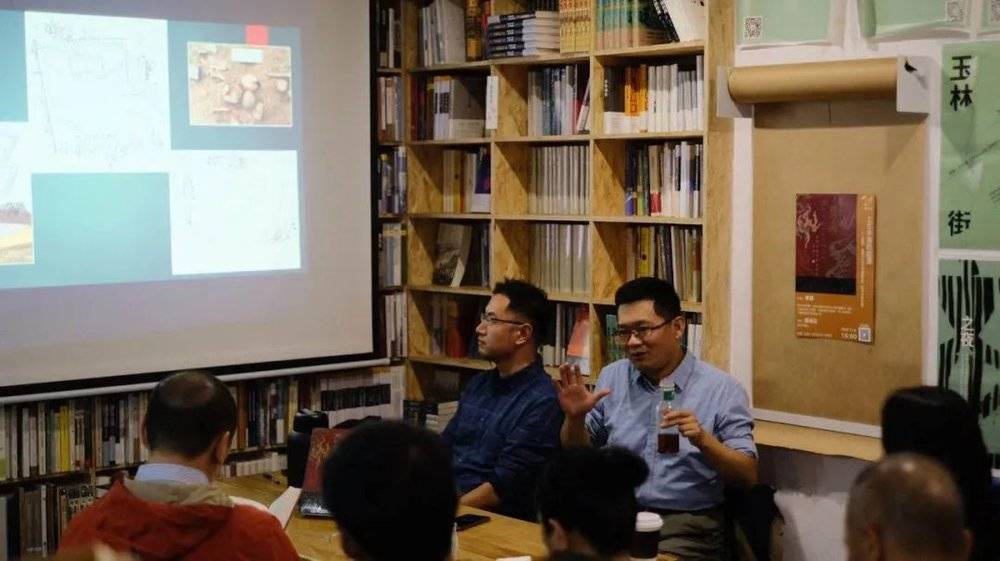  2022年11月，成都一苇书坊，李硕正在与读者分享新书《翦商》。