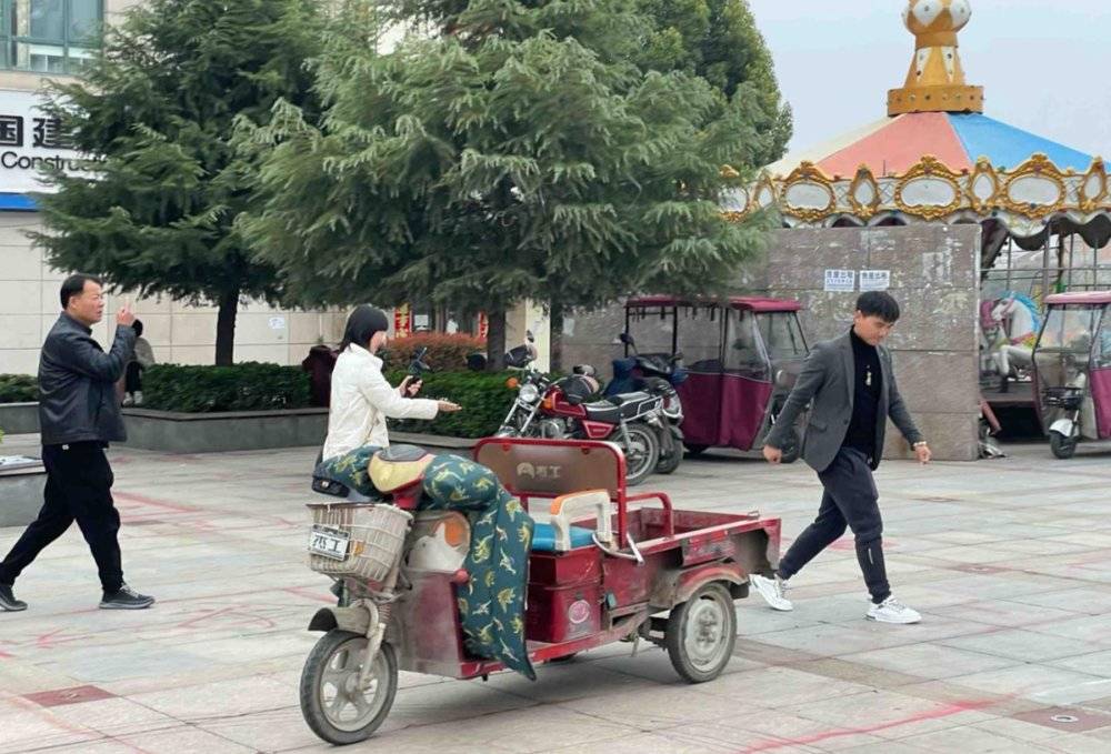 图/街头巷尾随处可见的外地走播团队<br>