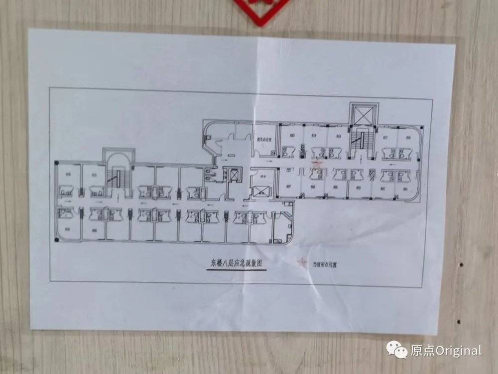 八层的墙上仍然贴着应急疏散图<br>