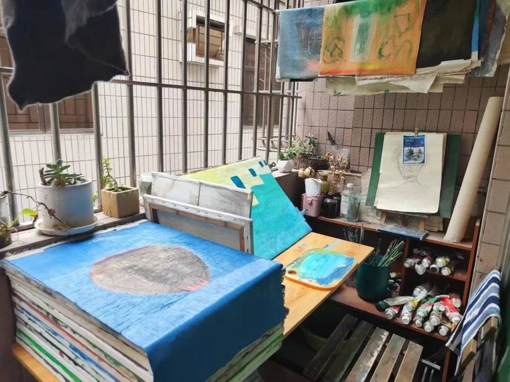 小林的阳台上堆满了画作和画具。图/受访者提供<br>