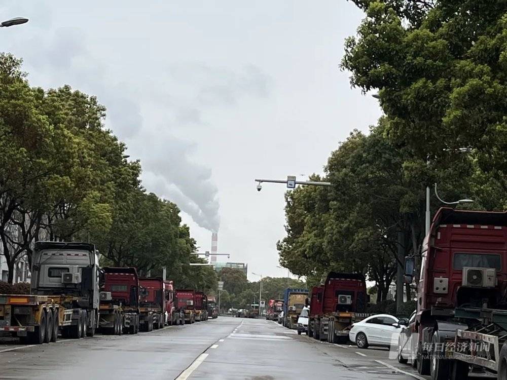 临近港口停靠的空置集卡车 每经记者 叶晓丹 摄<br>