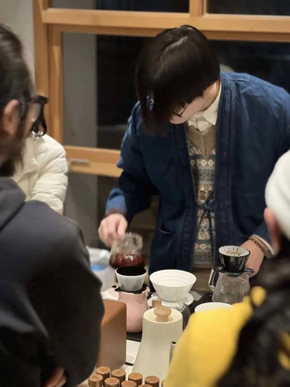 受访者供图：“蝉咖啡”店里顾客在体验手冲咖啡<br>