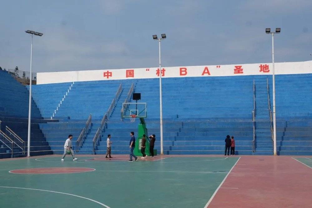 “村BA”篮球场在村子里显得颇为壮观。图/新周刊记者摄<br>