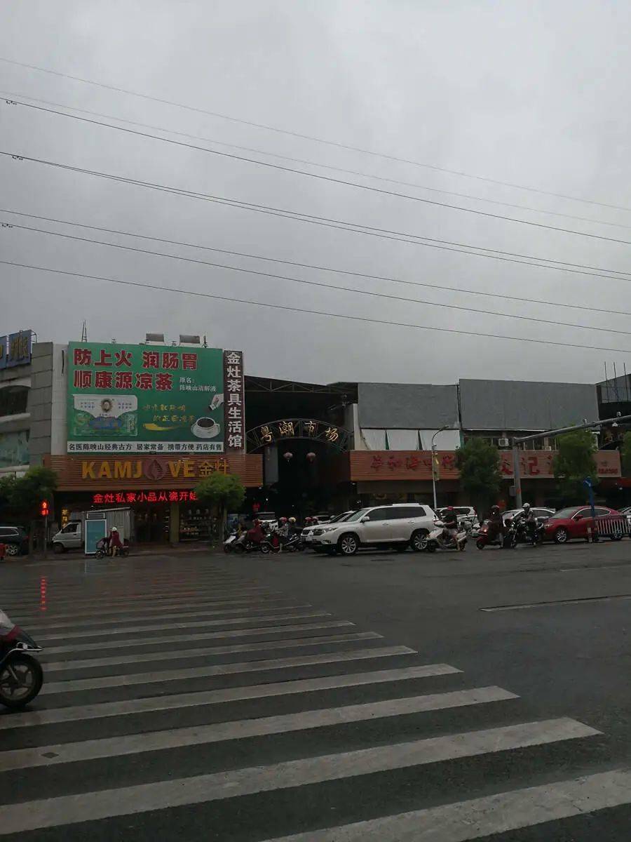 潮州新城的城市界面，大量广告装饰牌。<br>