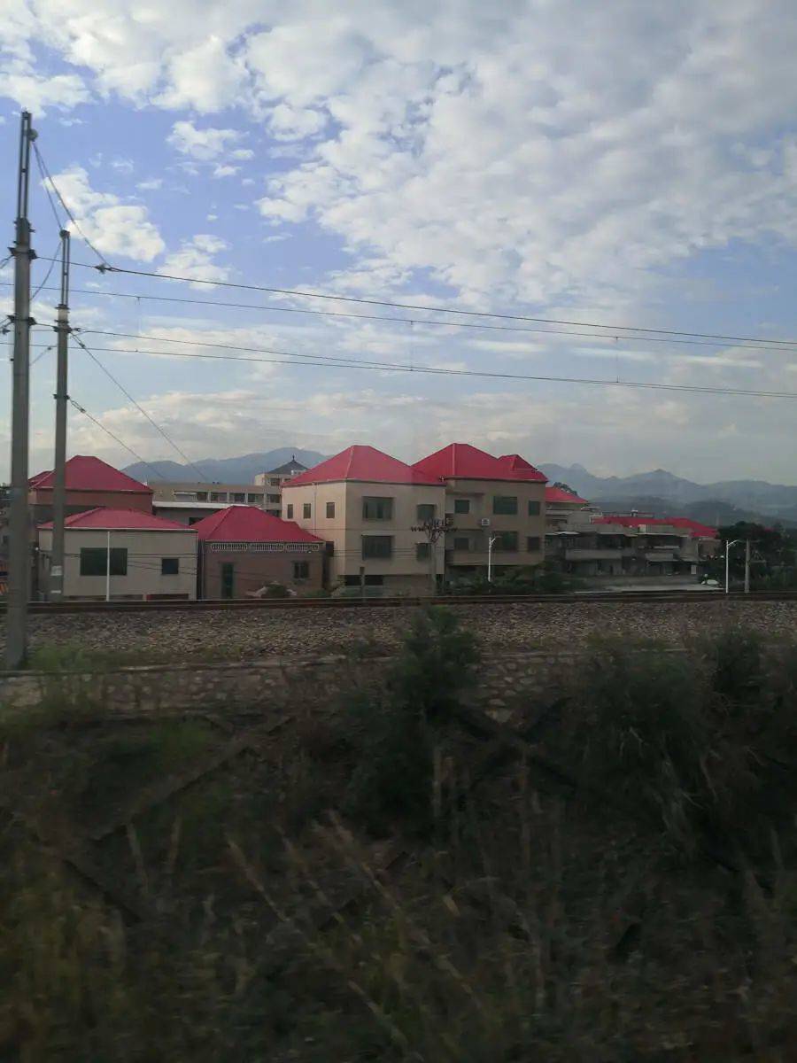 车入闽境，乡村民居有了统一的红色屋顶。<br>