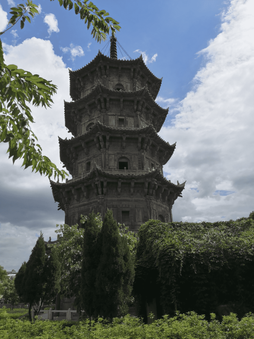 西塔名为仁寿塔，高约46米，形制与东塔类似，壁上所塑与东塔有所不同，更多为僧侣罗汉，武将装扮者较少。<br>