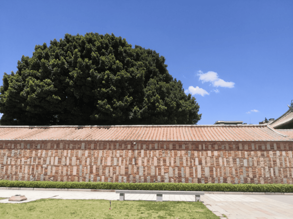 泉州府文庙院墙，砌筑方式为闽南地区典型的“出砖入石”<br>