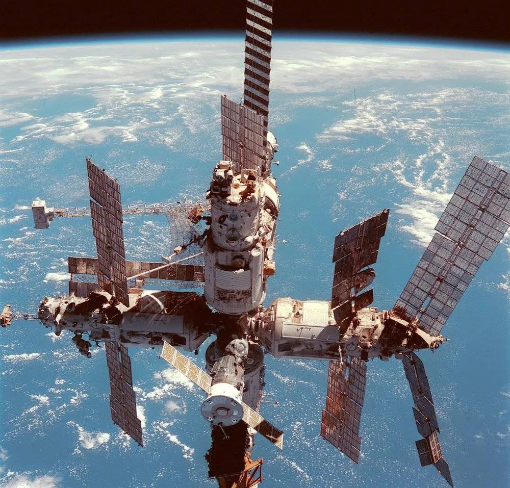 苏联建造的和平号轨道空间站，2001年坠入大气层。图/wiki<br>