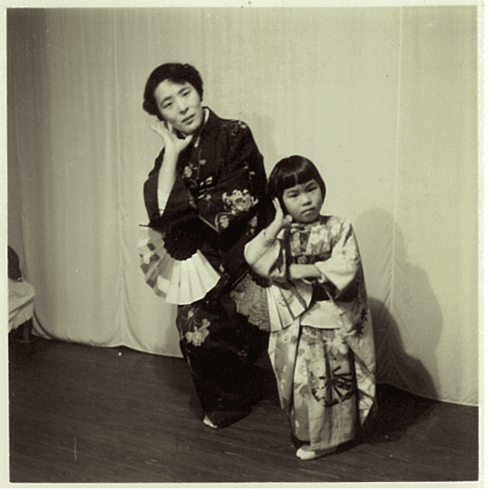 童年时代的上野千鹤子，与母亲一起学习舞蹈。/作者供图<br>