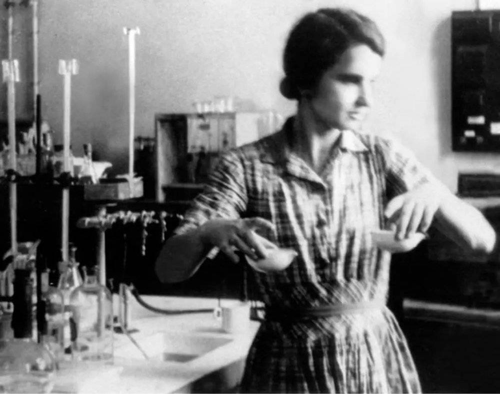 富兰克林在法国工作期间喝咖啡。用坩埚盛咖啡是她所在实验室的传统。图源：Physics Today<br>