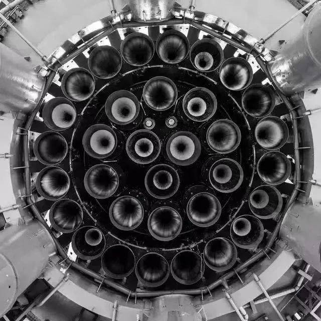 苏联N-1重型火箭有30台发动机（上）、“星舰”第一级安装了33台发动机（下）