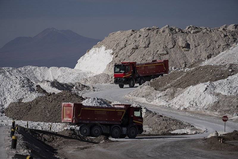 位于智利阿塔卡马沙漠的Albemarle锂矿，一辆卡车载着用于加工锂的盐