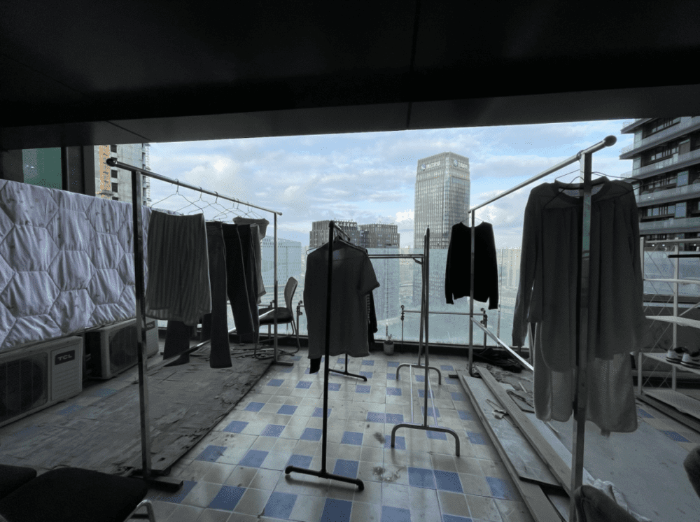 远眺钱塘江的阳台上，挂满了换洗衣物/豹变<br>