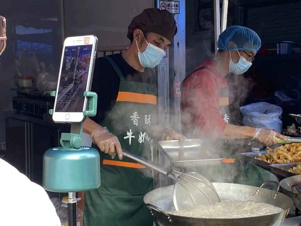 八大局内，有店铺正在直播 图源：时代财经摄