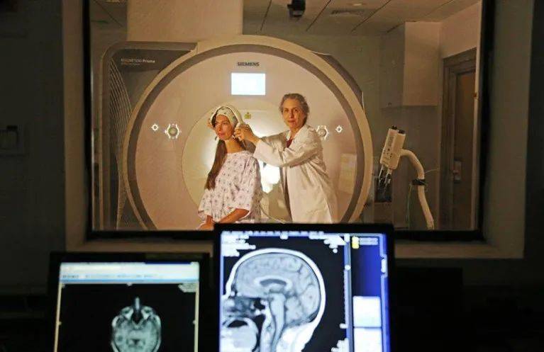 神经科学家Talma Hendler在为一名受试者的脑扫描做准备。扫描结果将用于研究控制脑活动是否能提高人体打疫苗后的免疫应答。来源：Sagol Brain Institute Tel Aviv Medical Center Israel<br>
