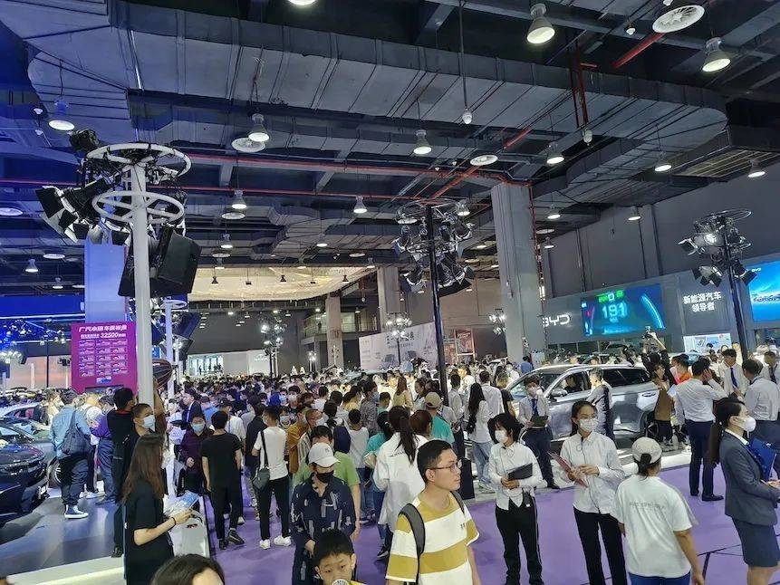 华南国际车展展厅内观众爆满 | 时代财经摄