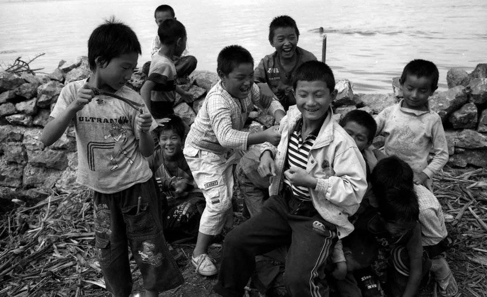 △ 2008年，在洱海边玩耍的孩子 受访者供图