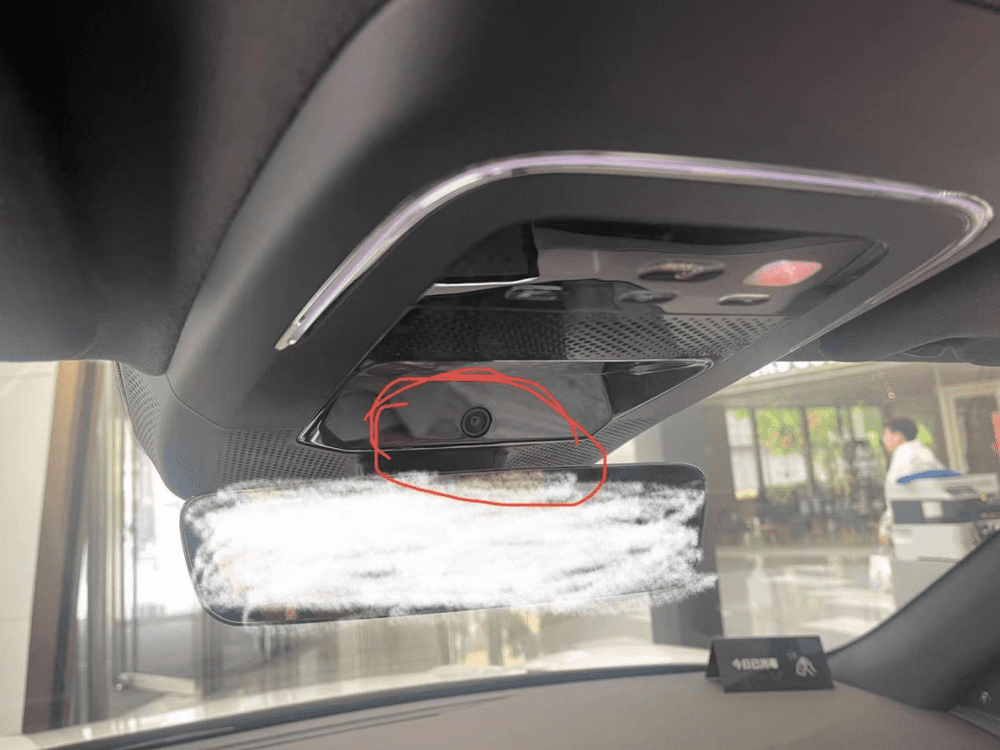 销售人员称，极氪001后视镜附近智能模块处的车内摄像头目前均未开启<br>