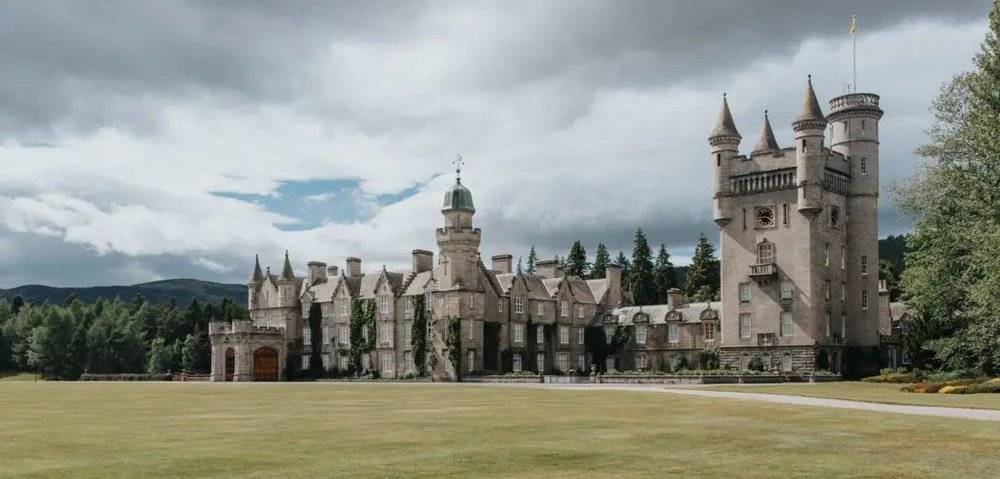 位于苏格兰高地的巴尔莫勒尔城堡是王室的私人财产。2022年9月，女王正是在这里与世长辞。/Unsplash<br>