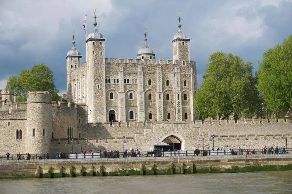 位于泰晤士河畔的伦敦塔Tower of London，在中世纪时曾经是堡垒、王宫和监狱。现在这里作为历史遗迹博物馆向游客开放。/unsplash<br>