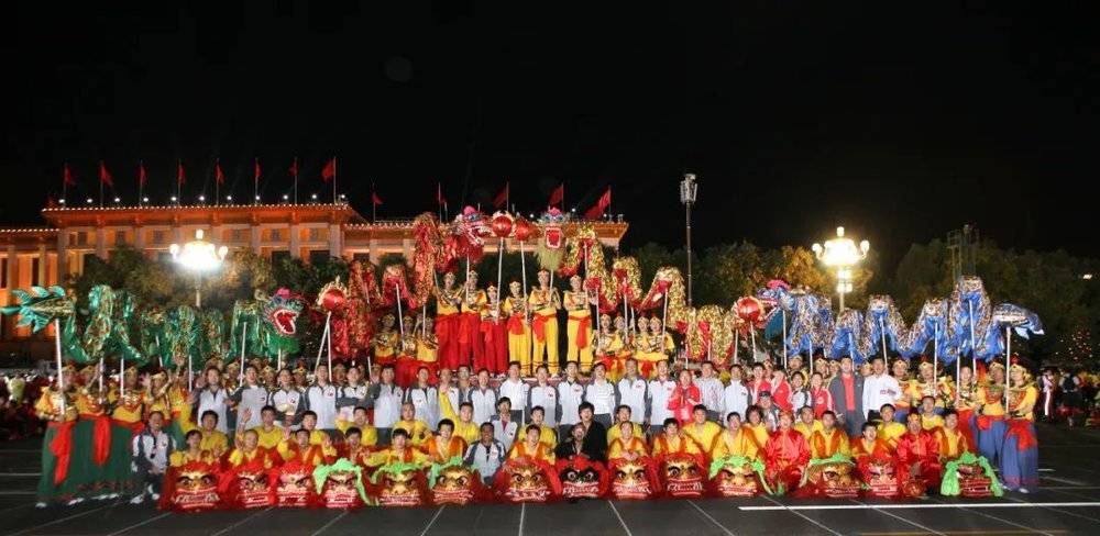 ■ 白纸坊太狮队参加 60 周年国庆表演