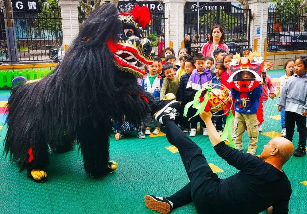■ 杨敬伟在幼儿园为孩子们表演舞狮