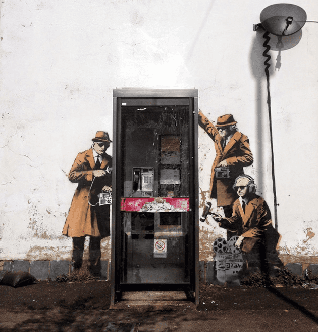 Banksy讽刺英国政府监控民众的街头涂鸦作品