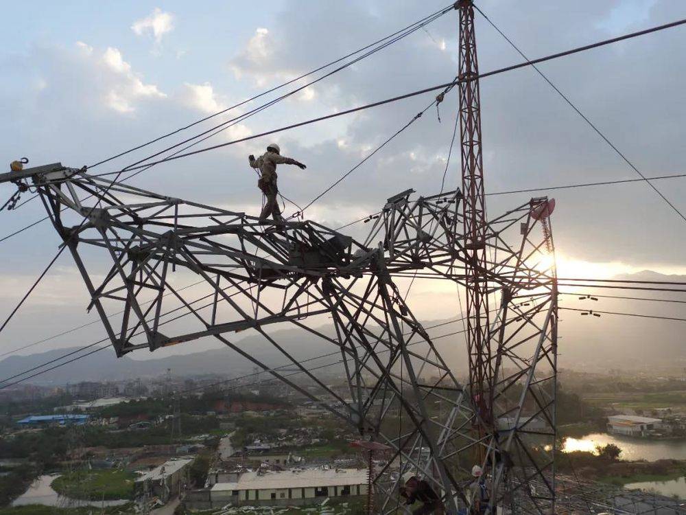 ▲ 2016年9月17日，台风”莫兰蒂过境厦门，工人们正在抢修高压电塔。因造成巨大损失，“莫兰蒂”被台风委员会除名。摄影/王火炎