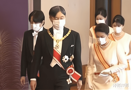 日本皇室晚辈探望祖父母 爱子戴花帽淡定挥手 悠仁穿和服显拘谨 葱头胖友圈