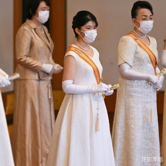 日本皇室晚辈探望祖父母 爱子戴花帽淡定挥手 悠仁穿和服显拘谨 葱头胖友圈