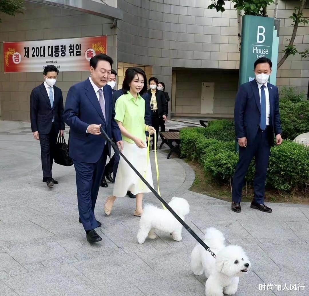 72年生的韩国第一夫人要翻车 整容脸 颜值高穿衣优雅 却被骂 葱头胖友圈