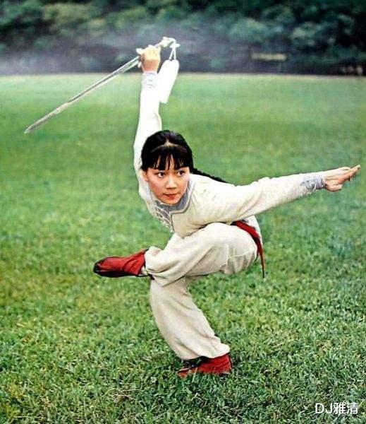 80年代功夫女星今昔照 个个貌美如花身手好 最后一位男装扮相真好看 葱头胖友圈